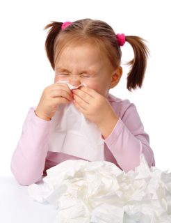 Bimba si soffia il naso, allergia alle muffe Bimba si soffia il naso, allergia alle muffe