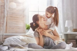 Vita felice senza muffa in casa: mamma e figlia