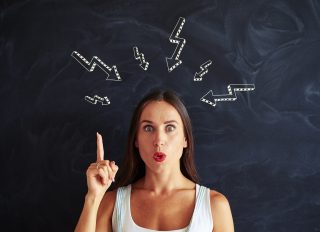 Idea geniale per eliminare la muffa Foto donna che ha idea geniale per eliminare la muffa